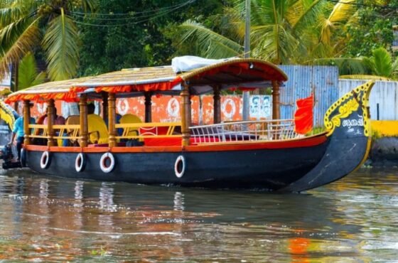 Experience Kerala: Alleppey’s Charm and Munnar’s Majesty Alleppey & Munnar – 4-Day Itinerary